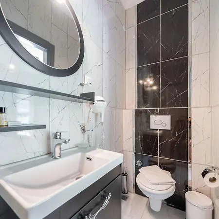 Vera Hotel *