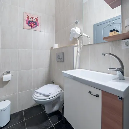 Vera Hotel *